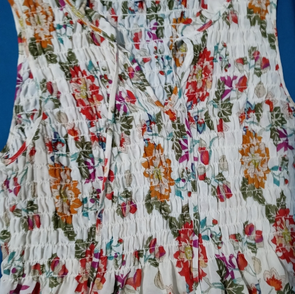 Rose and Olive sleeveless floral top - Picture 3 of 3